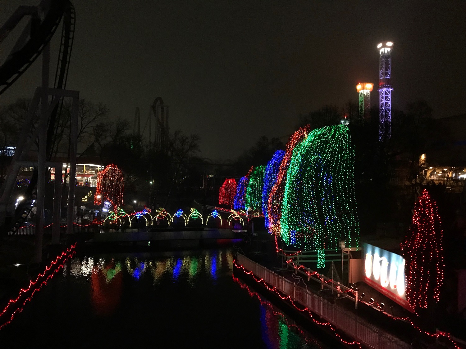 Hersheypark Christmas Candylane & Sweet Lights the Roarbotsthe Roarbots